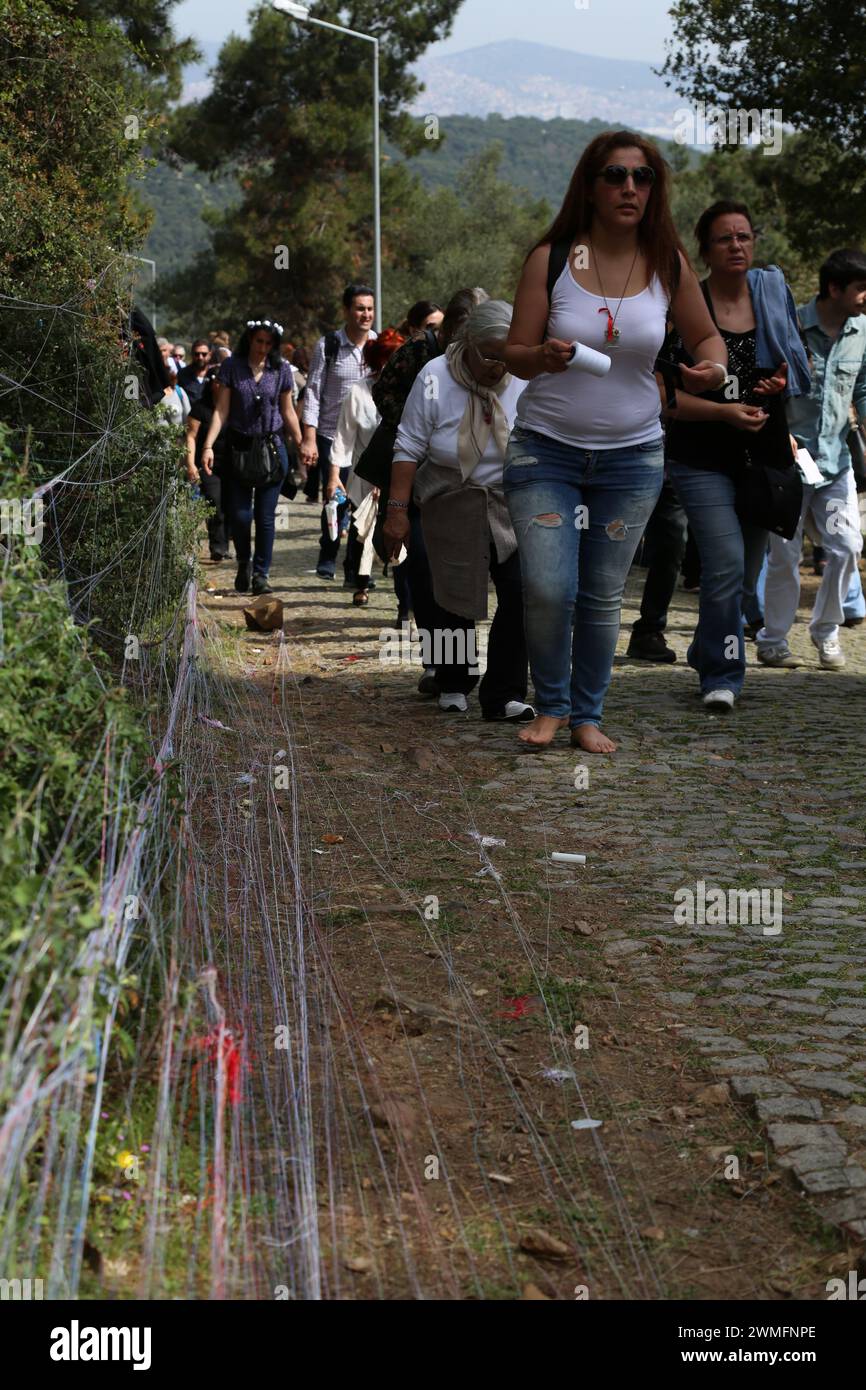 © Manoel Penicaud/Le Pictorium/MAXPPP - Buyukada 23/04/2014 Manoel Penicaud/Le Pictorium - 23/04/2014 - Turquie/Istanbul/Buyukada - Musulmane montant au monastere, pieds nus et en still, en deroulant un Fil de couleur qui materialize son voeu intime. CE Rituuel EST tres important sur Place. La Figur de saint Georges compte parmi celles qui occasionnent le plus de Croisements Entré chretiens et musulmans en Mediterranee orientale. Au Large d'Istanbul, le monaste`re grec orthodoxe de Saint-Georges se dresse au sommet de l'i^le de BU?yu?kada, la plus grande des iles des Princes. L Stockfoto